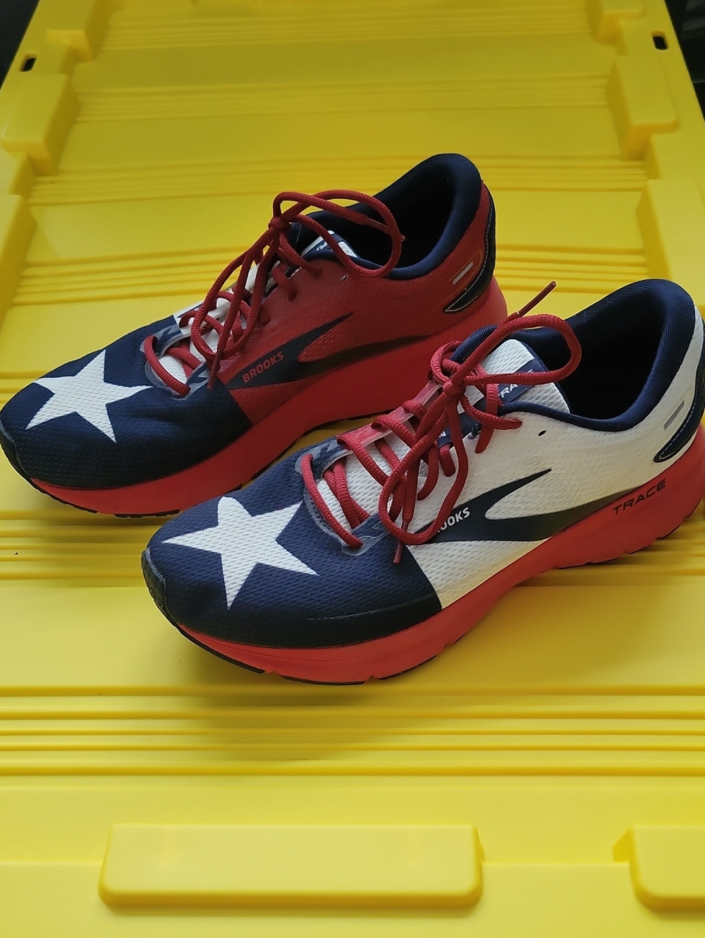 Brooks Men’s Trace 2 Texas Colorway with box